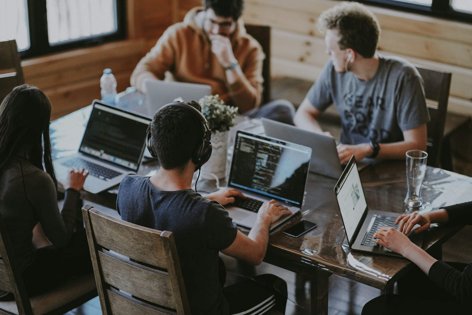 Equipo de trabajo colaborando alrededor de una mesa